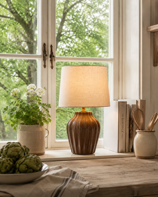 Keramik bordslampa i ett köksfönster