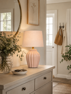 Rosa bordslampa i en ljus hall