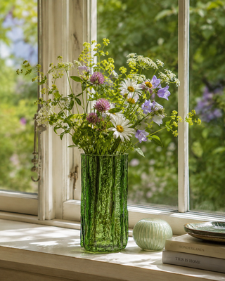 Elegant handtillverkad grön glasvas med texturerad yta