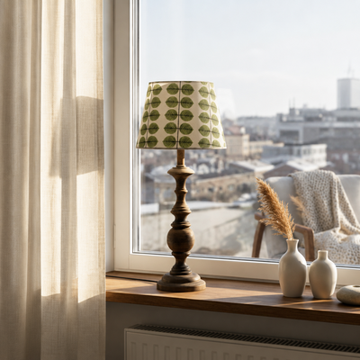 Berså lampskärm i ett vackert fönster