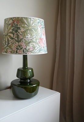 Woodland Weeds Skärmar Rund Apple William Morris