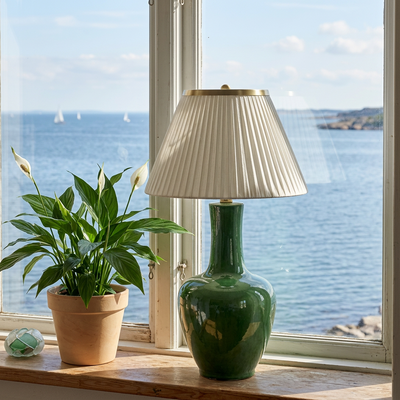 Firefly_Gemini Flash_sätt lampfoten i ett fönster, ser havet och en fredskalla brevid och en snygg skärm 794869