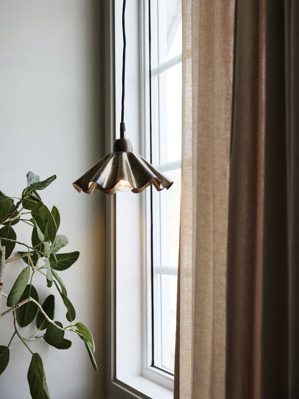 Aira fönsterlampa 25 mässing