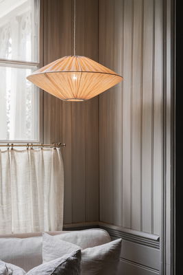 Beige taklampa i vardagsrum