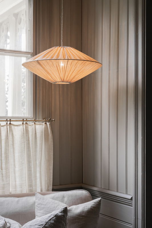 Beige taklampa i vardagsrum