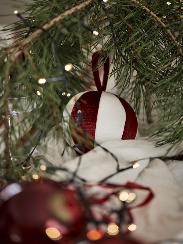 Julkula i röd/vit sammet
