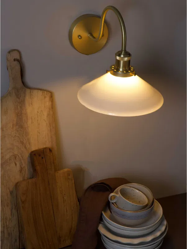 August Vägglampa IP23 Mässing/Opal