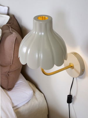 Wells vägglampa beige