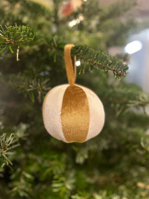 Julkulor i guld sammet