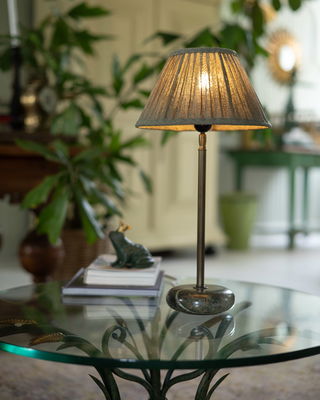 Trendig bordslampa i marmor