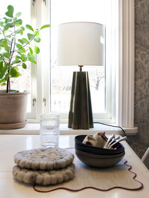 Aira bordslampa 44 mässing