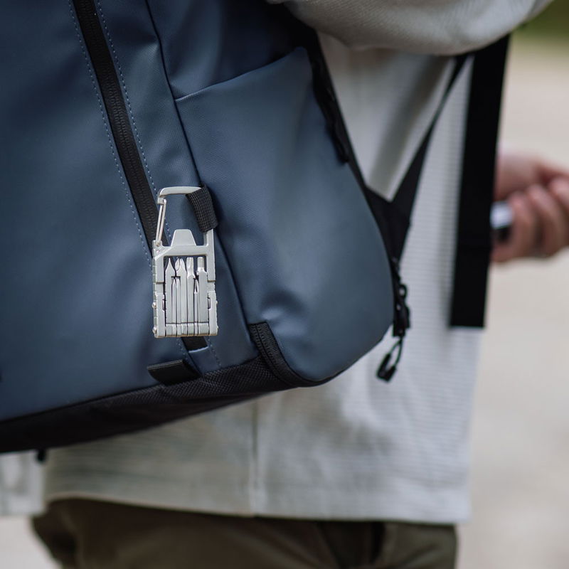 Multiverktyg med karbinhake