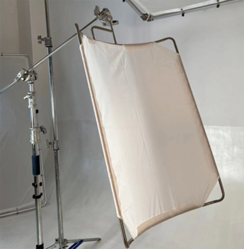 Böjd flagga med ram för studio