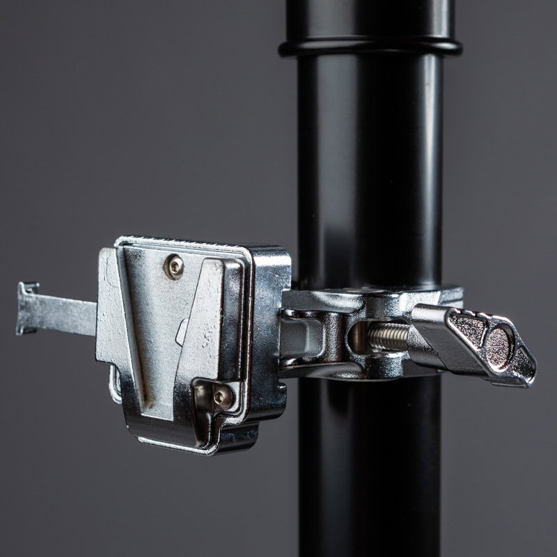 Montera V-Mount batteri på stativ