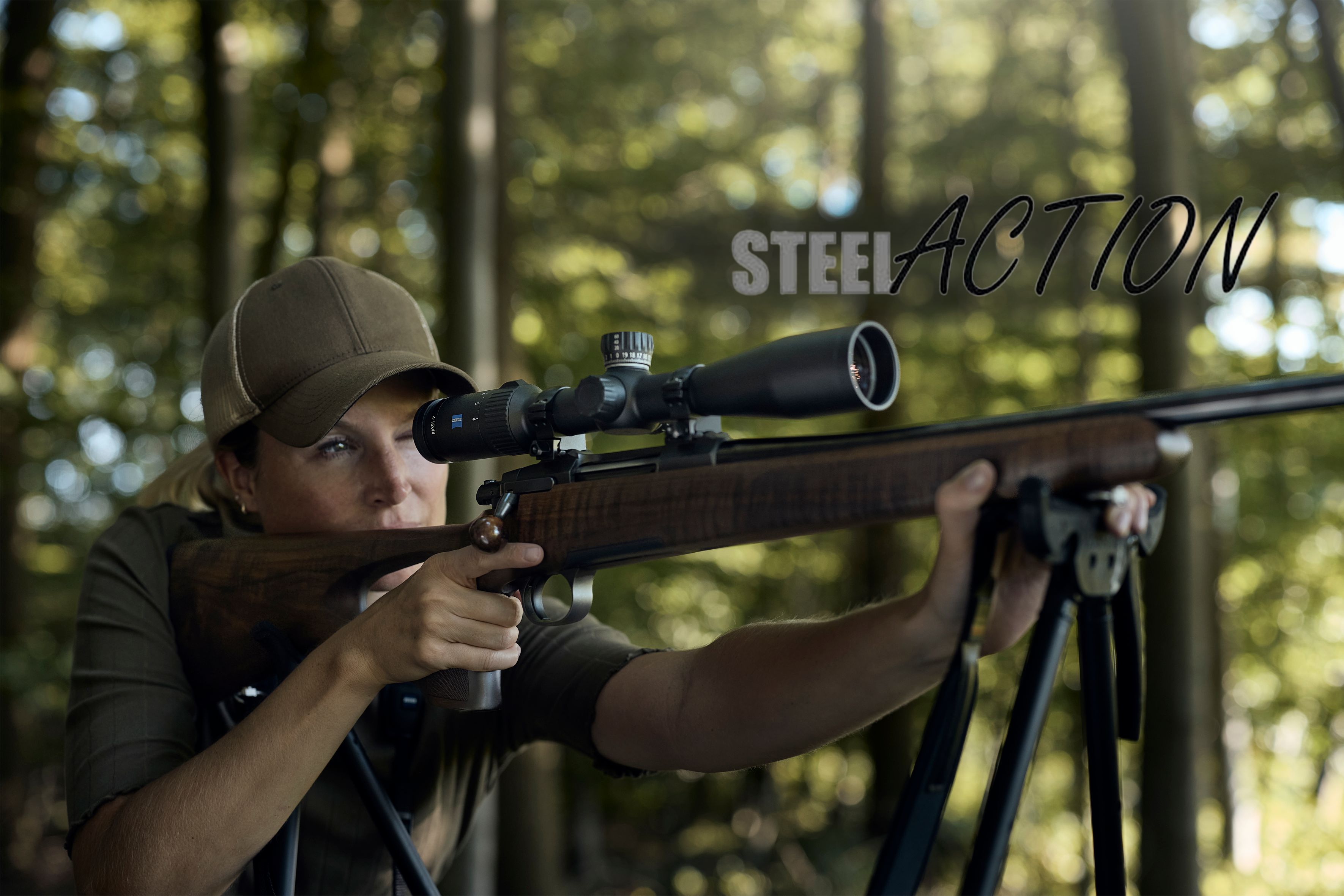 Bild på jägare som siktar med Steel-Action vapen. Steel-Actions logotyp uppe till höger.