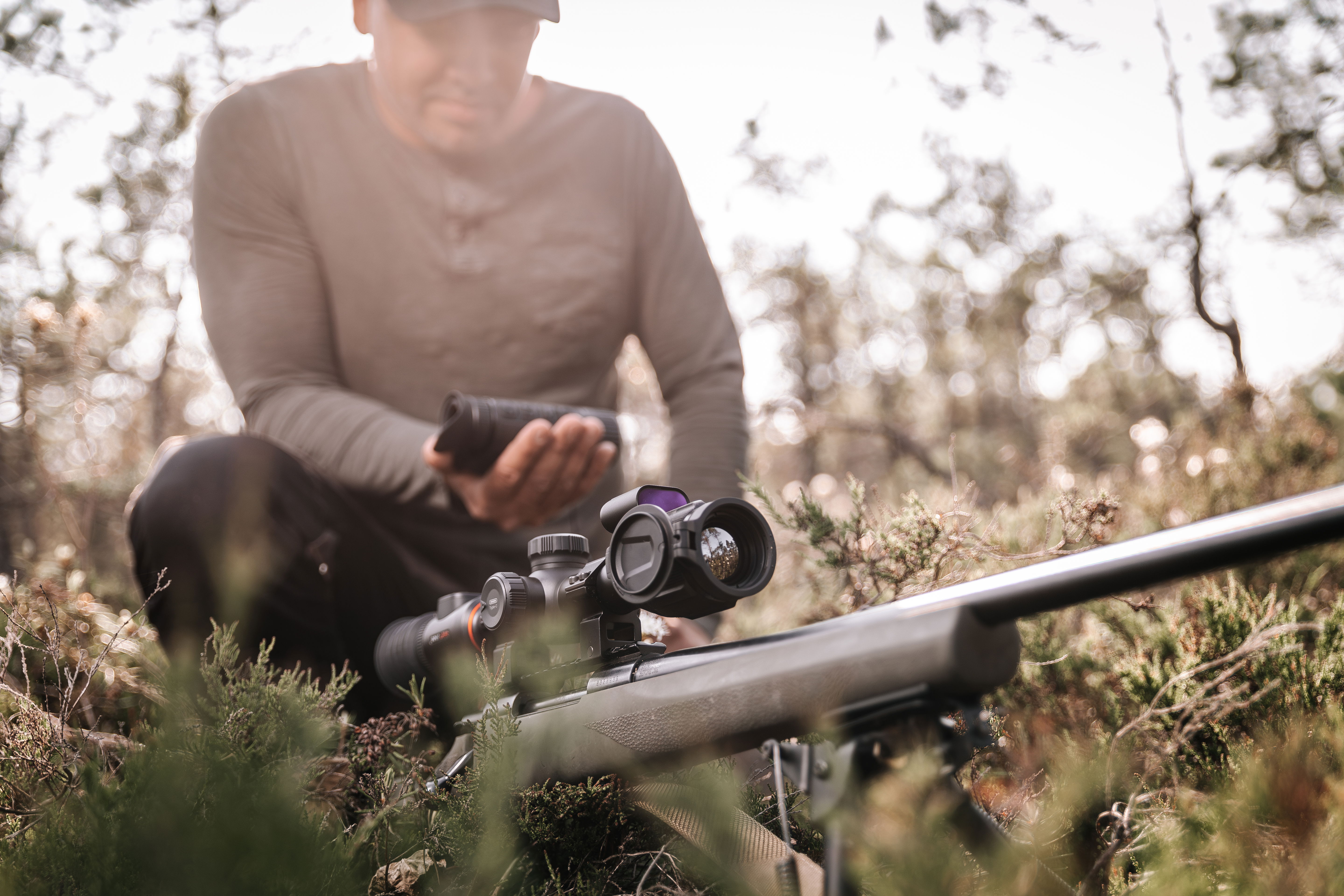 Bild med modell på BOLT kikarsikte från Nocpix monterat på ett gevär