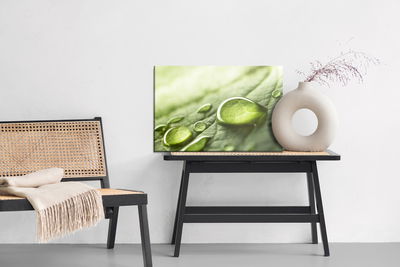 Ljuddämpande tavla - Water drops on a green leaf