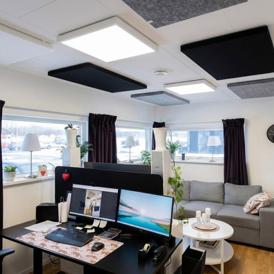 SilentDirect PES Ceiling -kattoakustiikkalevyt, paksuus 50 mm, asennettu kattoon parantamaan akustiikkaa