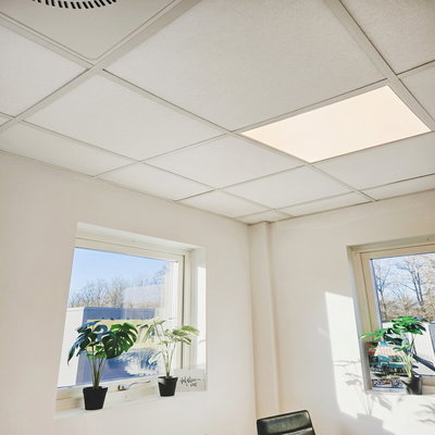 SilentDirect PES 592x592 -äänieristyslevyt, paksuus 50 mm, asennettu valoisaan huoneeseen, jossa on ikkuna