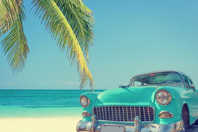 Ljuddämpande tavla - Retro car on a tropical beach