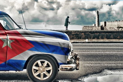 Ljuddämpande tavla - A car with a cuban flag
