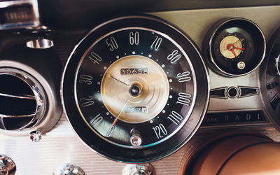 Ljuddämpande tavla - The dashboard in an old car