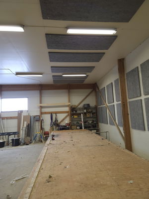 Akustiske paneler i loftet på en industribygning med SilentDirect PES Ceiling Industry lydabsorbenter