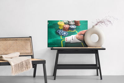 Ljuddämpande tavla - A close-up of a game of poker