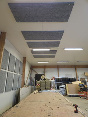 Loftmonterede SilentDirect PES Ceiling Industry-absorbenter i et værkstedsmiljø
