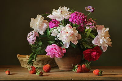 Ljuddämpande tavla - Peonies with strawberries