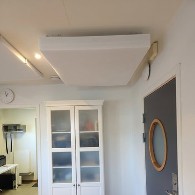 PES Ceiling Deep Absorb -äänieristyskattolevy, 100 mm, asennettuna kattoon modernissa ympäristössä