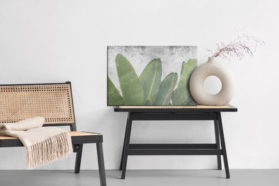 Ljuddämpande tavla - Tropical leaves on concrete