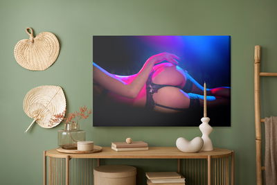 Ljuddämpande tavla - Sexy woman illuminated