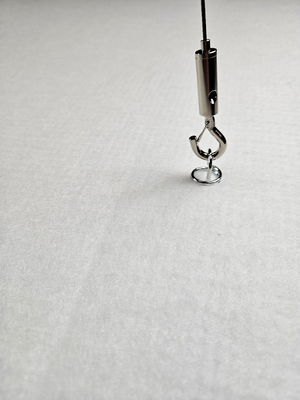 Karabinhage med justerbar trådklemme til ophængning af loftsabsorbenter