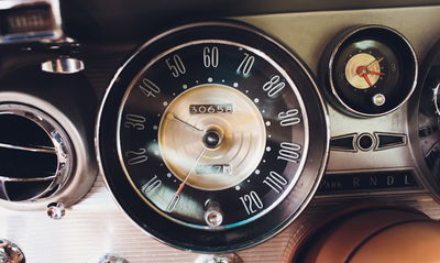 Ljuddämpande tavla - The dashboard in an old car