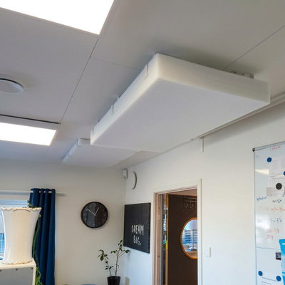 PES Ceiling Deep Absorb -kattolevy, 100 mm, asennettu huoneeseen akustiikan parantamiseksi