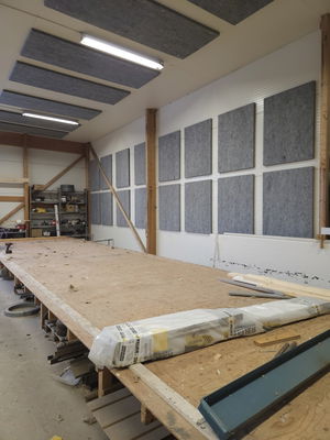 SilentDirect PES Wall Deep Industry väggabsorbenter med 100 mm tjocklek installerade på vägg för bättre akustik