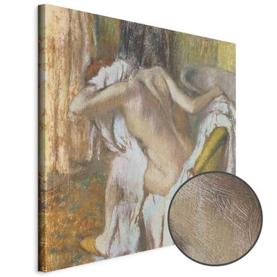 Schuin productaanzicht van Edgar degas woman drying. Het motief loopt door over de randen van het canvas. Een ronde detailopname toont het reliëf van het geloppervlak.