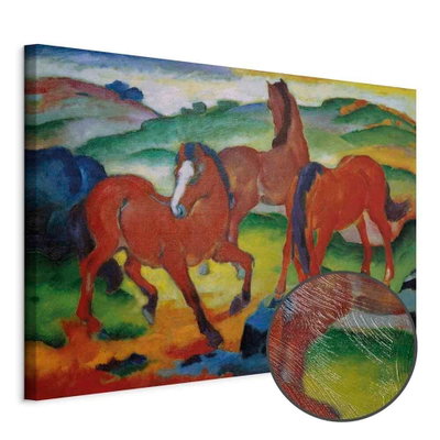 Schuin productaanzicht van Franz marc the red horses. Het motief loopt door over de randen van het canvas. Een ronde detailopname toont het reliëf van het geloppervlak.