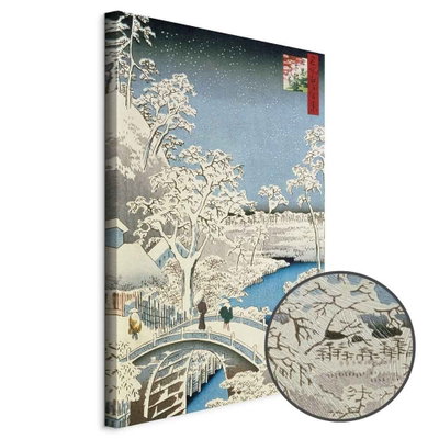 Schuin productaanzicht van Utagawa hiroshige drum. Het motief loopt door over de randen van het canvas. Een ronde detailopname toont het reliëf van het geloppervlak.