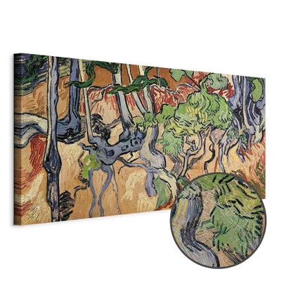 Schuin productaanzicht van Vincent van gogh tree roots. Het motief loopt door over de randen van het canvas. Een ronde detailopname toont het reliëf van het geloppervlak.