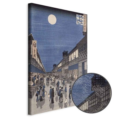 Schuin productaanzicht van Utagawa hiroshige night time. Het motief loopt door over de randen van het canvas. Een ronde detailopname toont het reliëf van het geloppervlak.