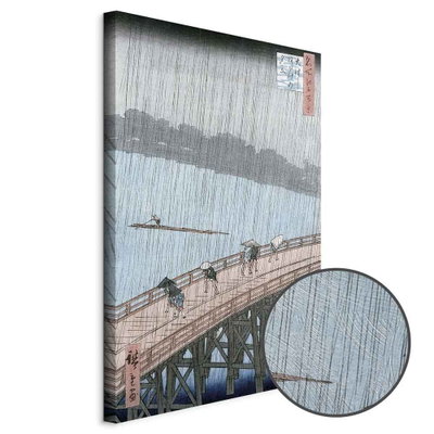 Schuin productaanzicht van Utagawa hiroshige sudden. Het motief loopt door over de randen van het canvas. Een ronde detailopname toont het reliëf van het geloppervlak.