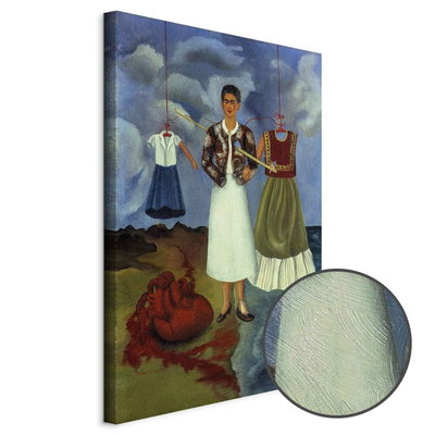 Schuin productaanzicht van Frida kahlo memory. Het motief loopt door over de randen van het canvas. Een ronde detailopname toont het reliëf van het geloppervlak.