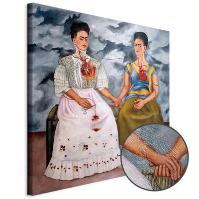 Schuin productaanzicht van Frida kahlo the two fridas. Het motief loopt door over de randen van het canvas. Een ronde detailopname toont het reliëf van het geloppervlak.