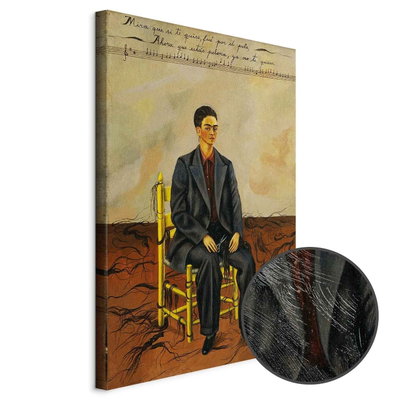 Schuin productaanzicht van Frida kahlo self-portrait. Het motief loopt door over de randen van het canvas. Een ronde detailopname toont het reliëf van het geloppervlak.