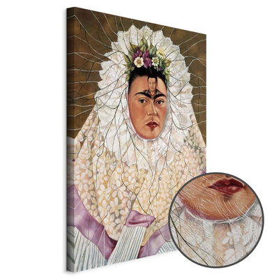 Schuin productaanzicht van Frida kahlo self-portrait as. Het motief loopt door over de randen van het canvas. Een ronde detailopname toont het reliëf van het geloppervlak.