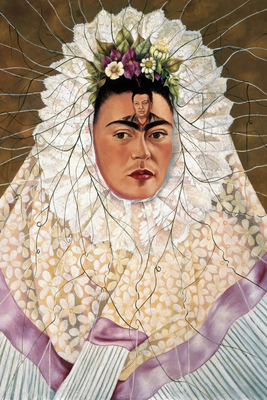 Vooraanzicht van Frida kahlo self-portrait as. De volledige gedrukte compositie is te zien zonder het schuine productaanzicht of de detailopname van het geloppervlak.