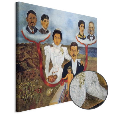 Schuin productaanzicht van Frida kahlo my grandparents. Het motief loopt door over de randen van het canvas. Een ronde detailopname toont het reliëf van het geloppervlak.