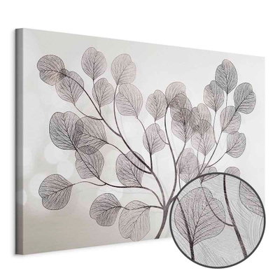 Schuin productaanzicht van Leaves in the wind wide met fijne bladnerven op een lichtgrijze achtergrond. Een ronde detailopname toont het reliëf van het geloppervlak.